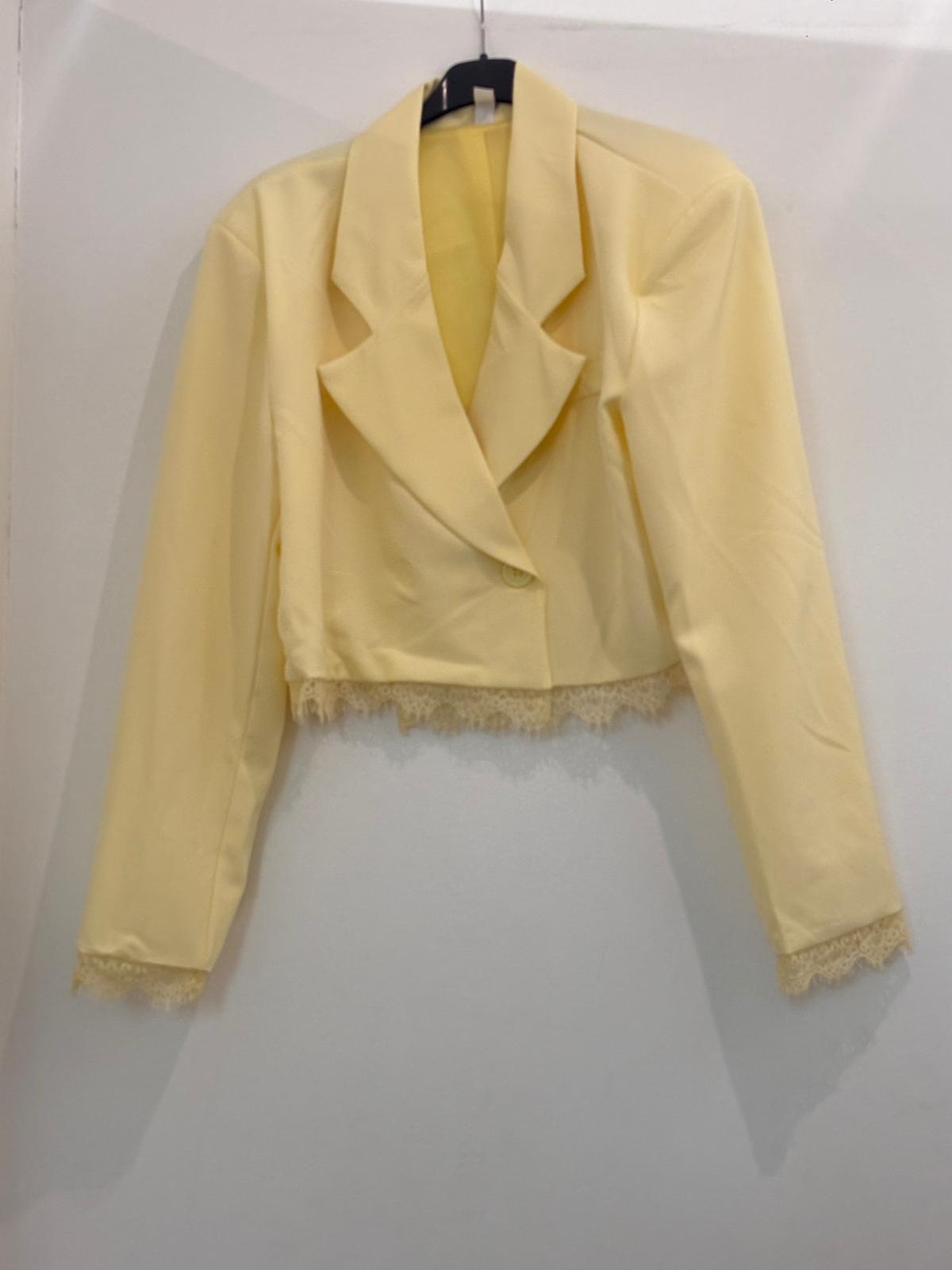 Veste blazer courte à revers crantés finitions en dentelle au bas et aux poignets