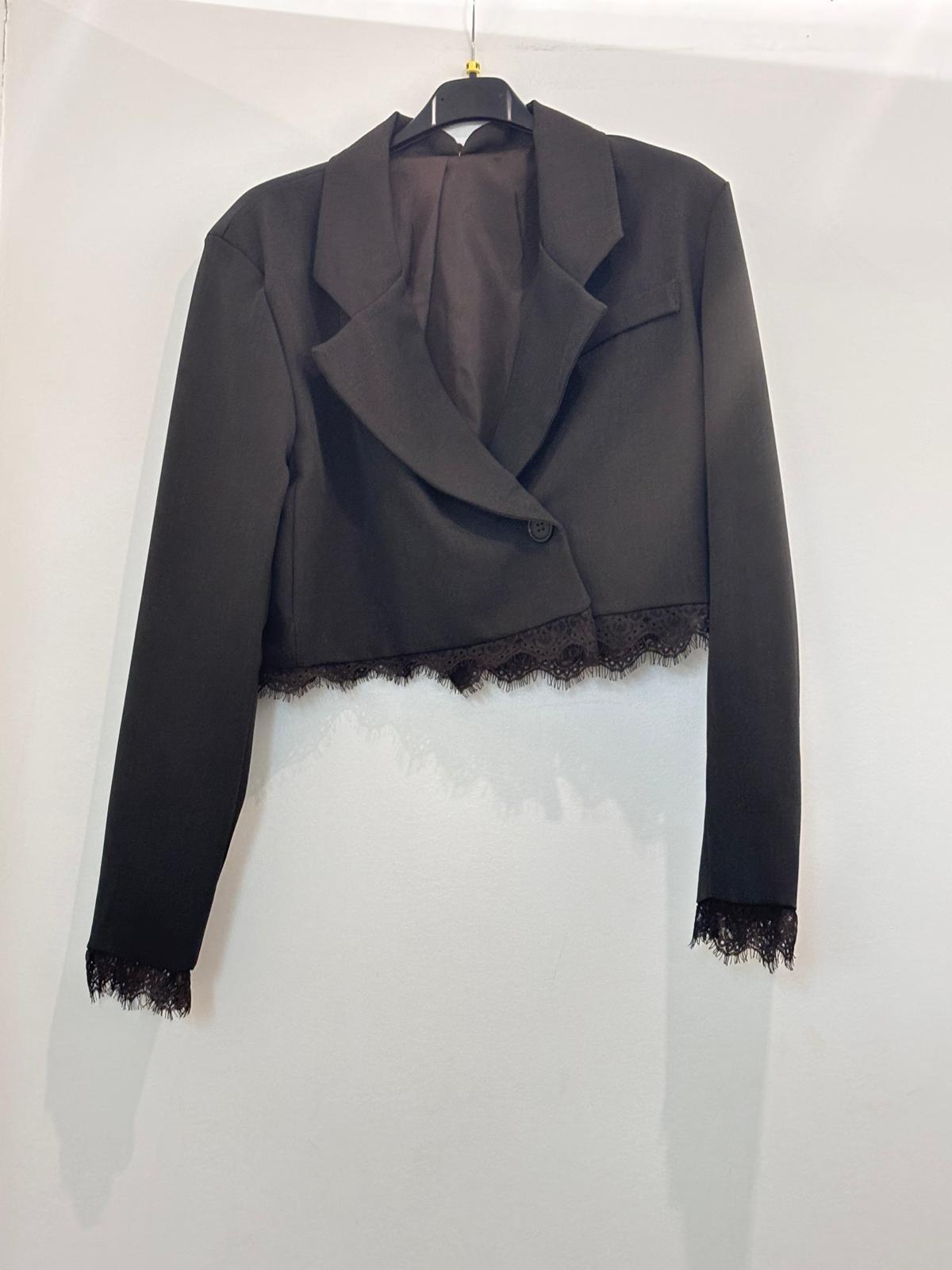 Veste blazer courte à revers crantés finitions en dentelle au bas et aux poignets