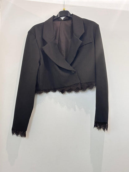 Veste blazer courte à revers crantés finitions en dentelle au bas et aux poignets