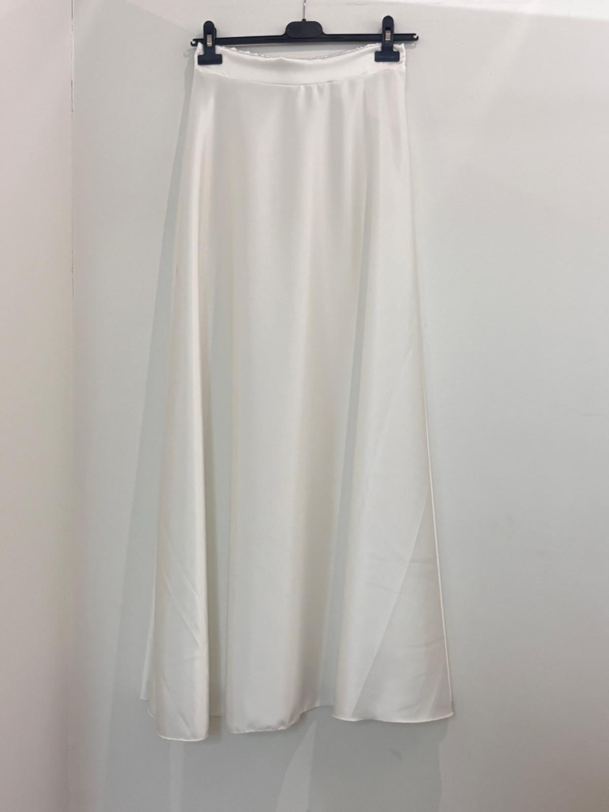 Jupe longue en satin fluide coupe évasée et taille haute