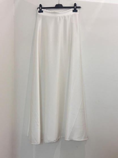 Jupe longue en satin fluide coupe évasée et taille haute