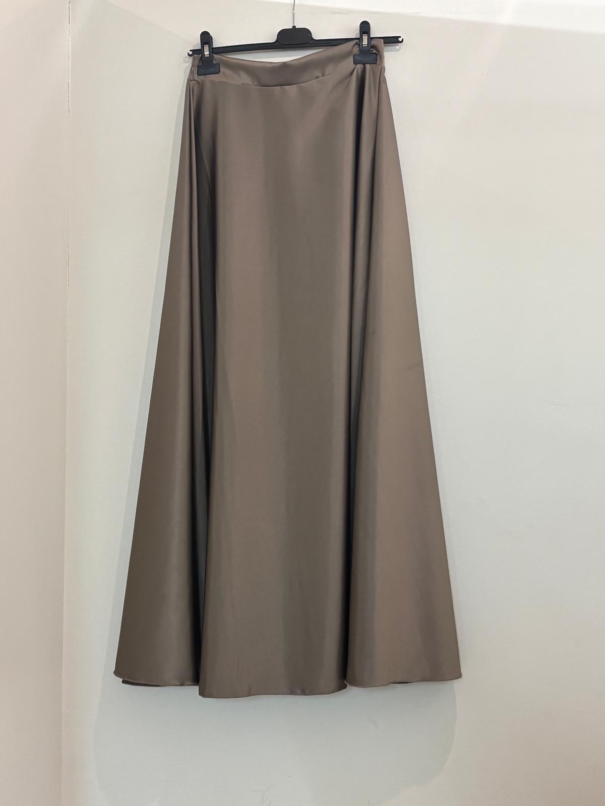 Jupe longue en satin fluide coupe évasée et taille haute