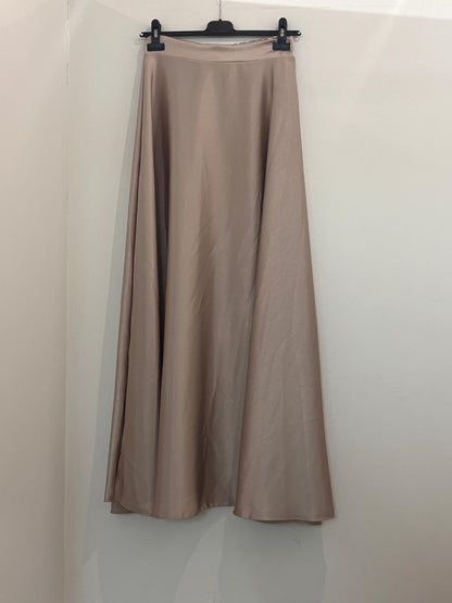 Jupe longue en satin fluide coupe évasée et taille haute