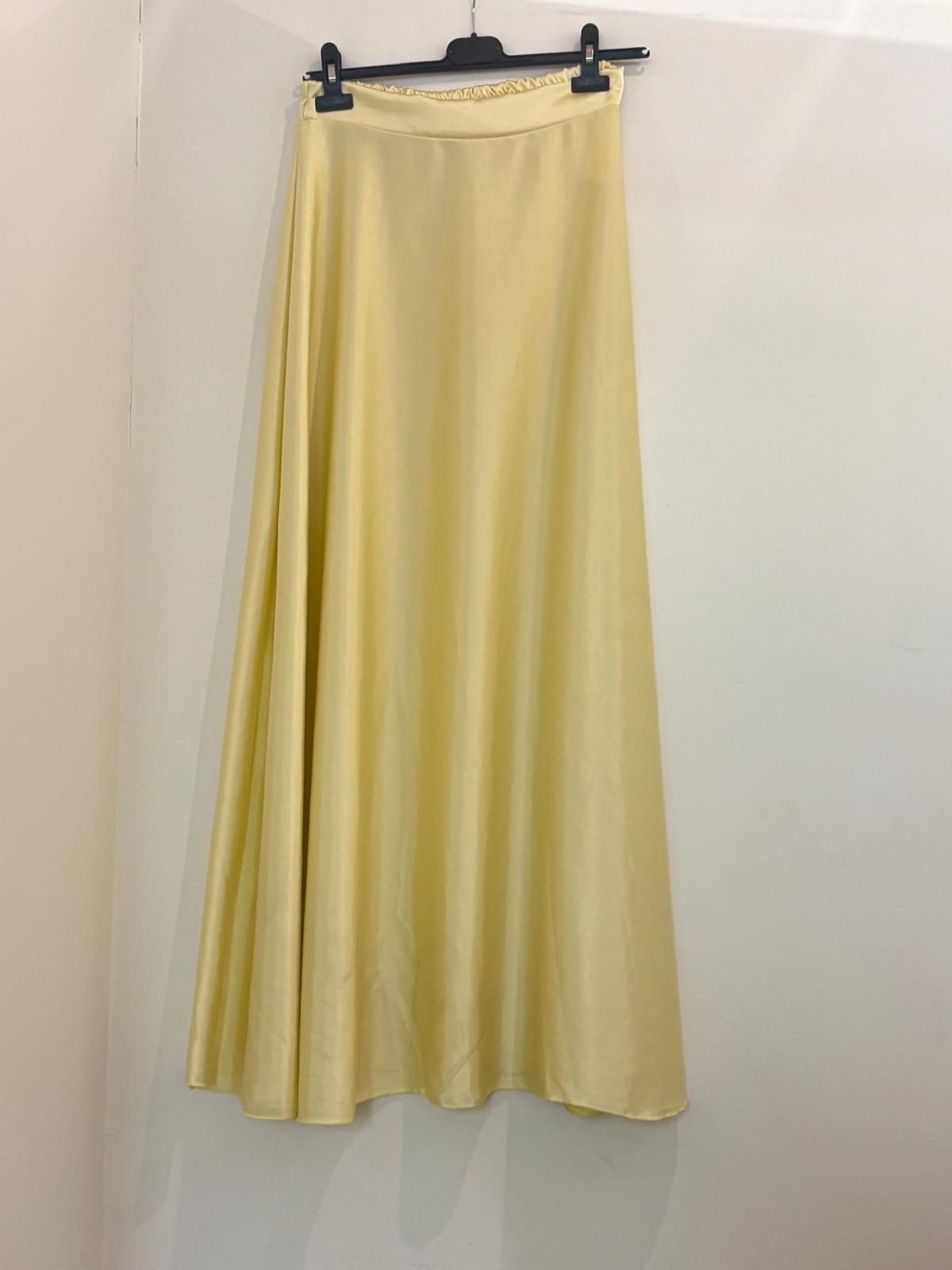 Jupe longue en satin fluide coupe évasée et taille haute
