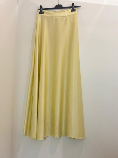 Jupe longue en satin fluide coupe évasée et taille haute