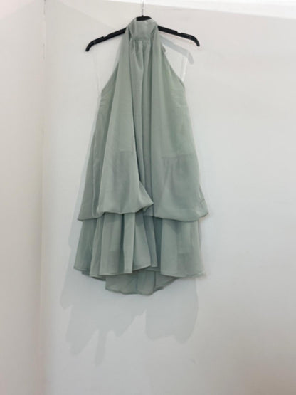 Robe courte en voile fluide col montant et bas à double volant