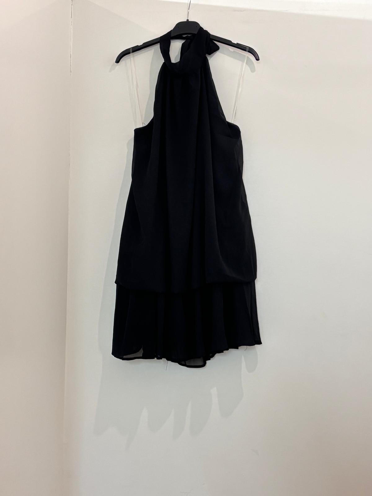 Robe courte en voile fluide col montant et bas à double volant