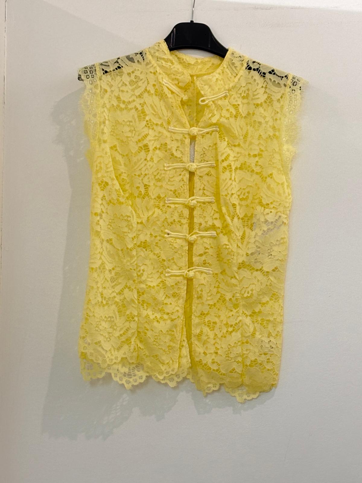 Top blanc en dentelle florale sans manches, col mao et fermeture à brandebourgs