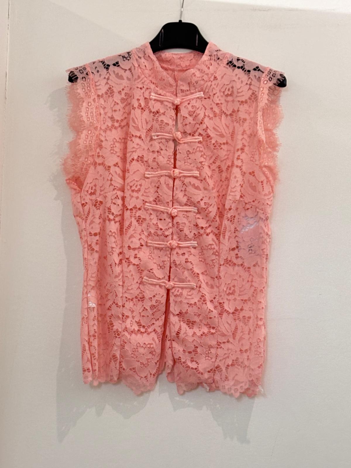Top blanc en dentelle florale sans manches, col mao et fermeture à brandebourgs