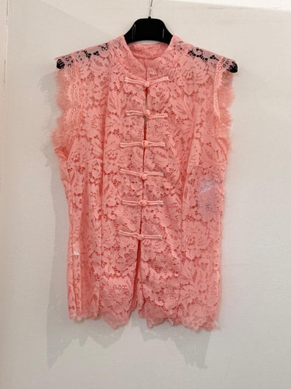 Top blanc en dentelle florale sans manches, col mao et fermeture à brandebourgs
