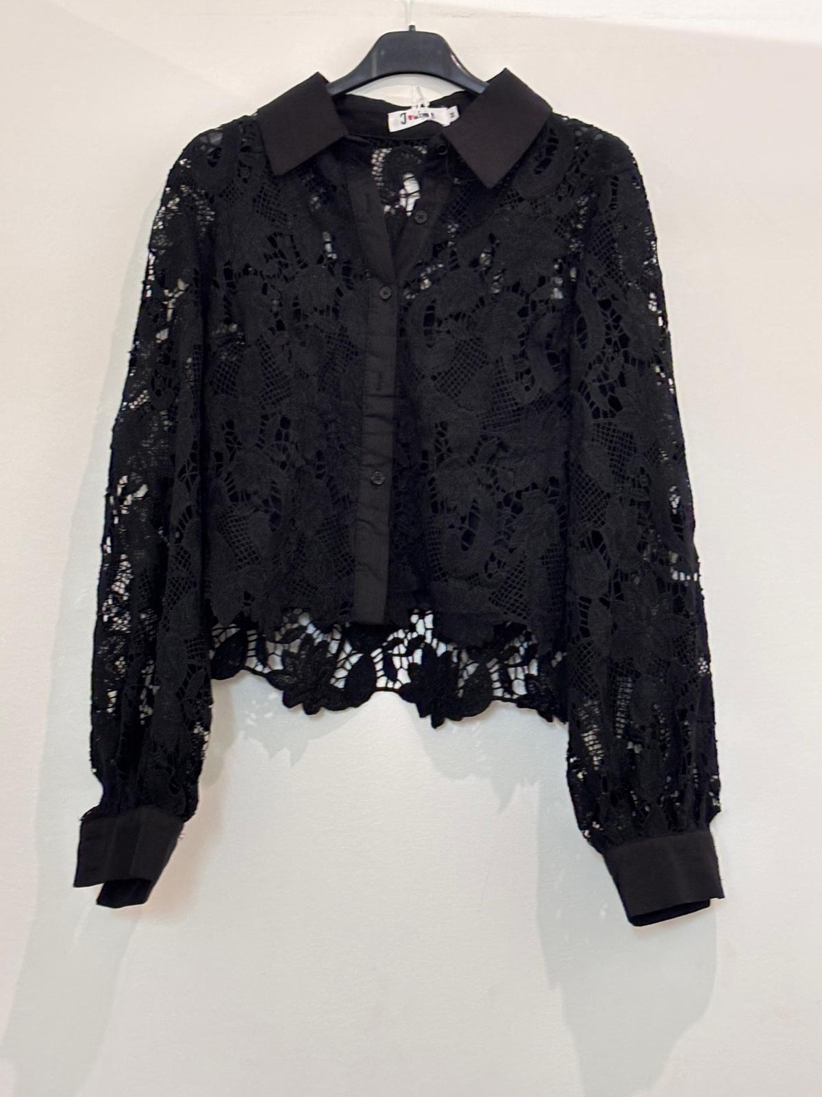 Chemise en dentelle florale crochetée col chemisier et manches longues à poignets