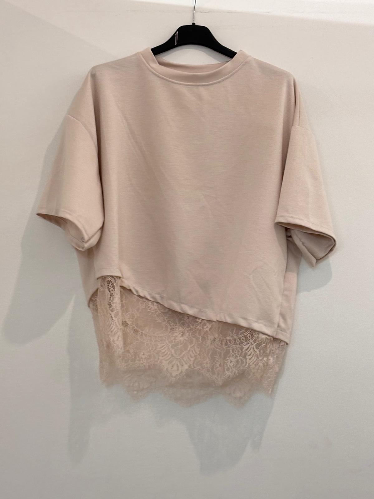 T-shirt oversize bas asymétrique en dentelle florale transparente