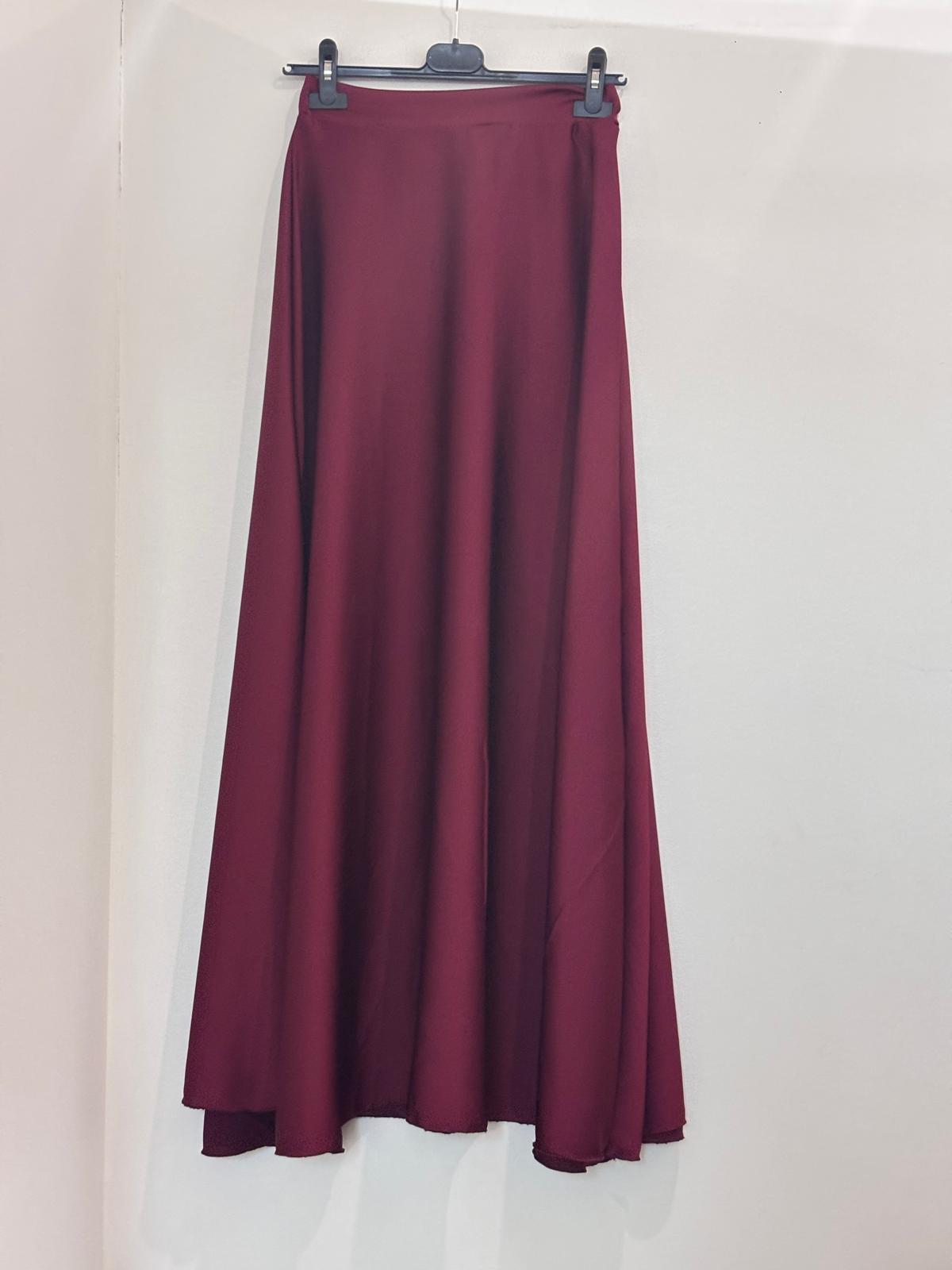 Jupe longue en satin fluide coupe évasée et taille haute