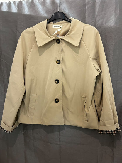 Veste avec col élégant et manches à carreaux