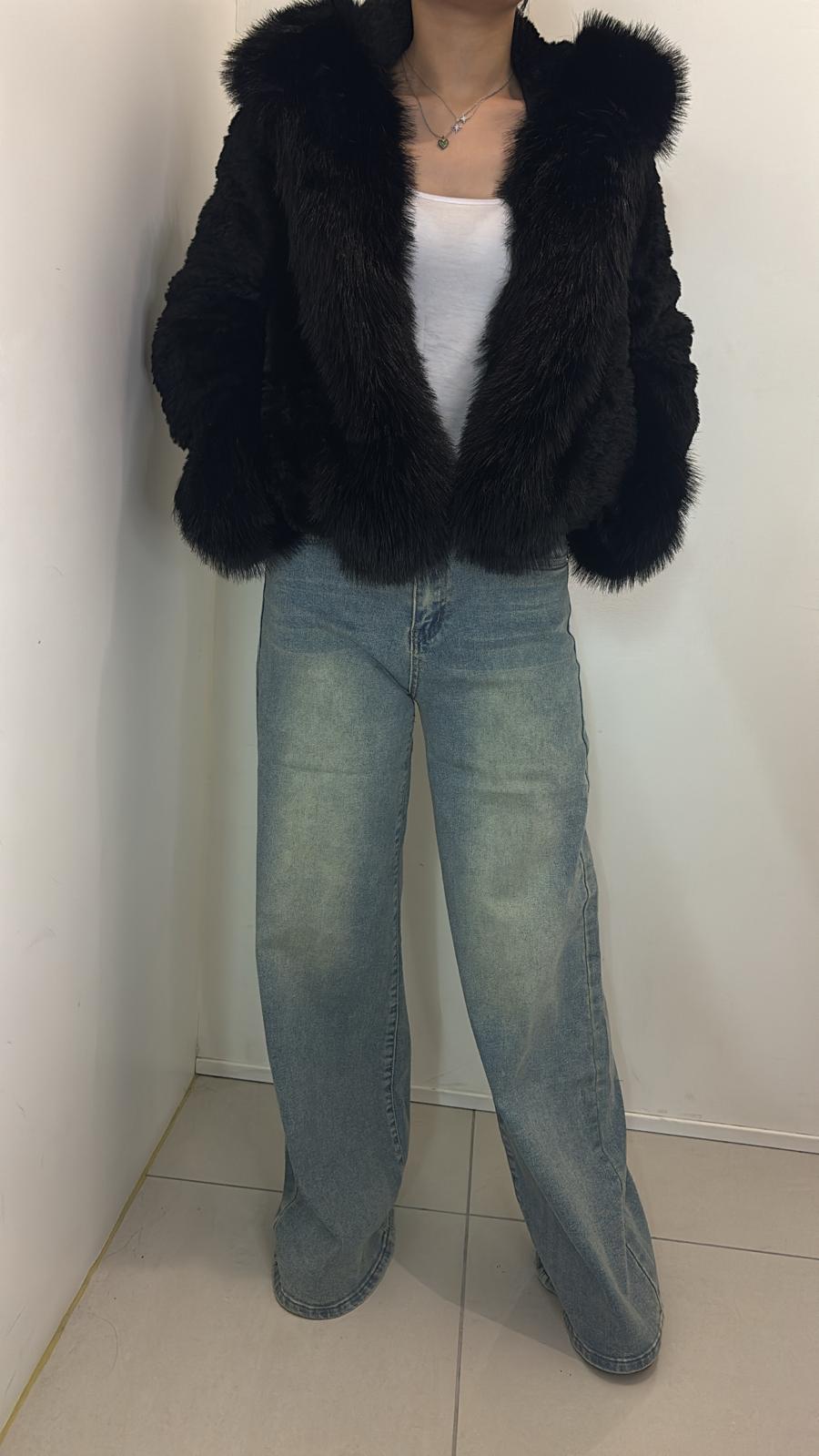 Veste courte en fausse fourrure avec capuche et manches bordées