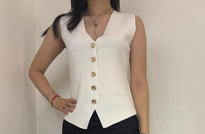 Débardeur chic à boutons dorés et coupe ajustée