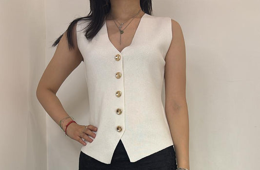 Débardeur chic à boutons dorés et coupe ajustée