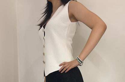 Débardeur chic à boutons dorés et coupe ajustée