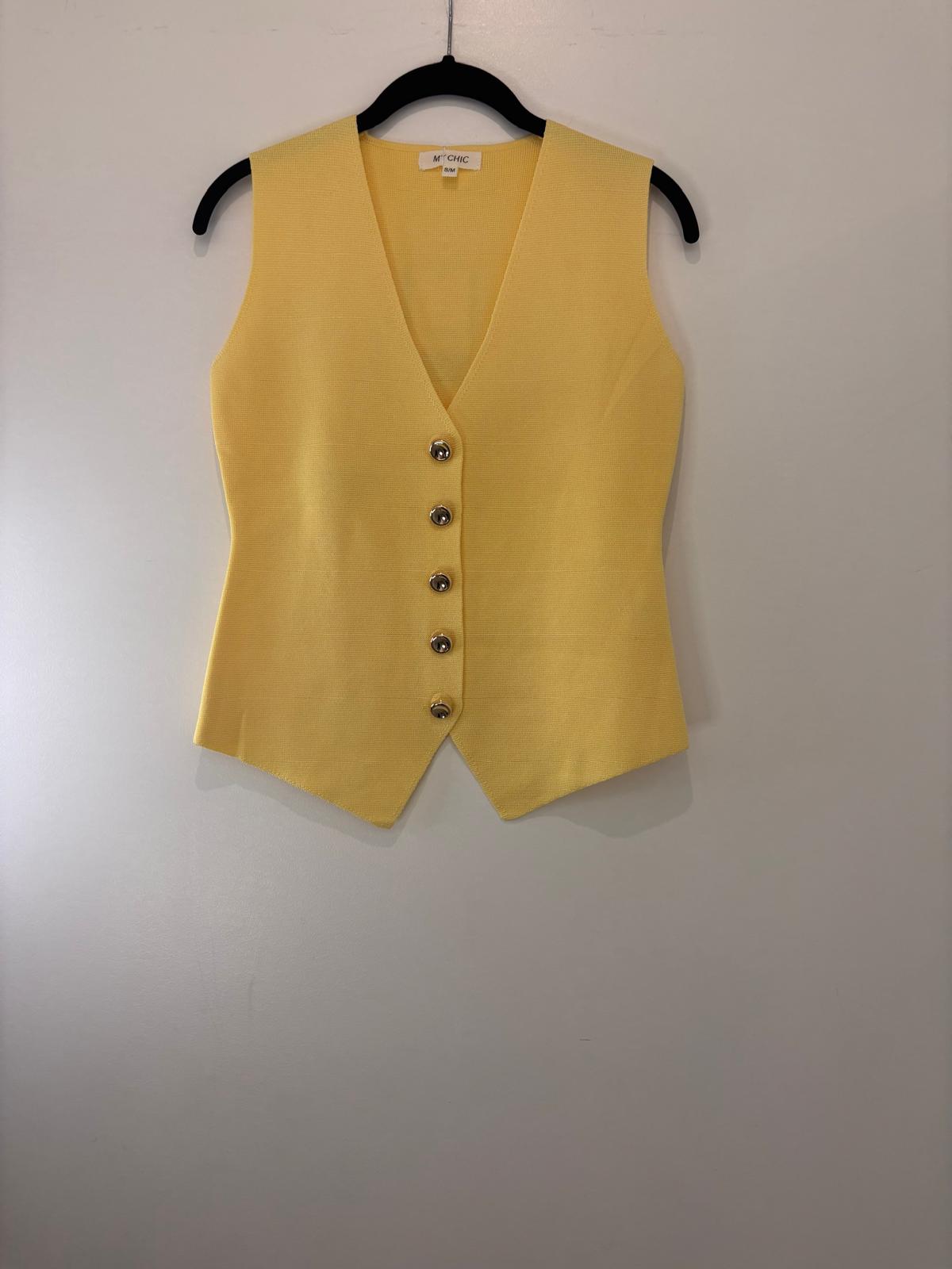 Débardeur chic à boutons dorés et coupe ajustée