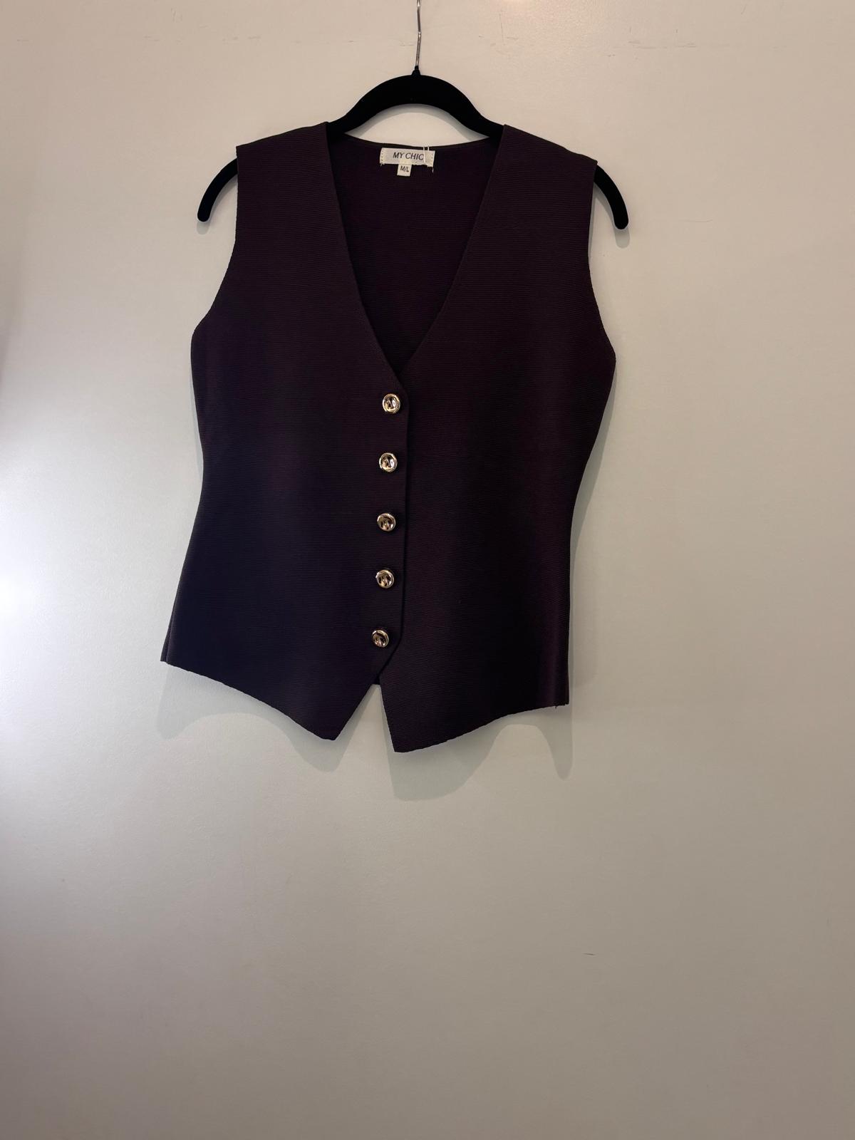 Débardeur chic à boutons dorés et coupe ajustée