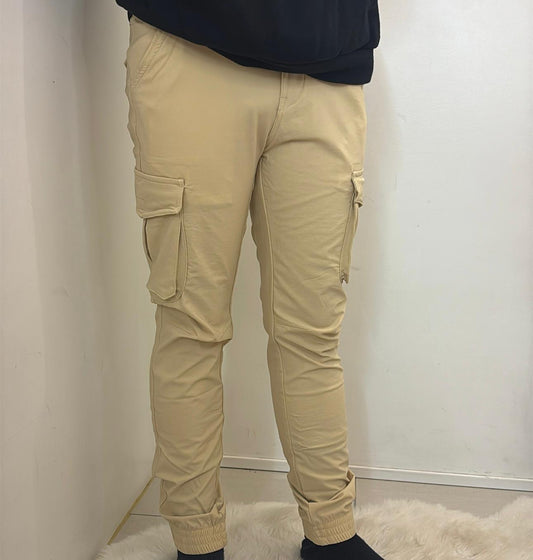 Cargo beige coupe slim avec poches latérales