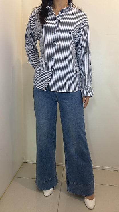 Chemise rayée bleu marine à petits cœurs brodés