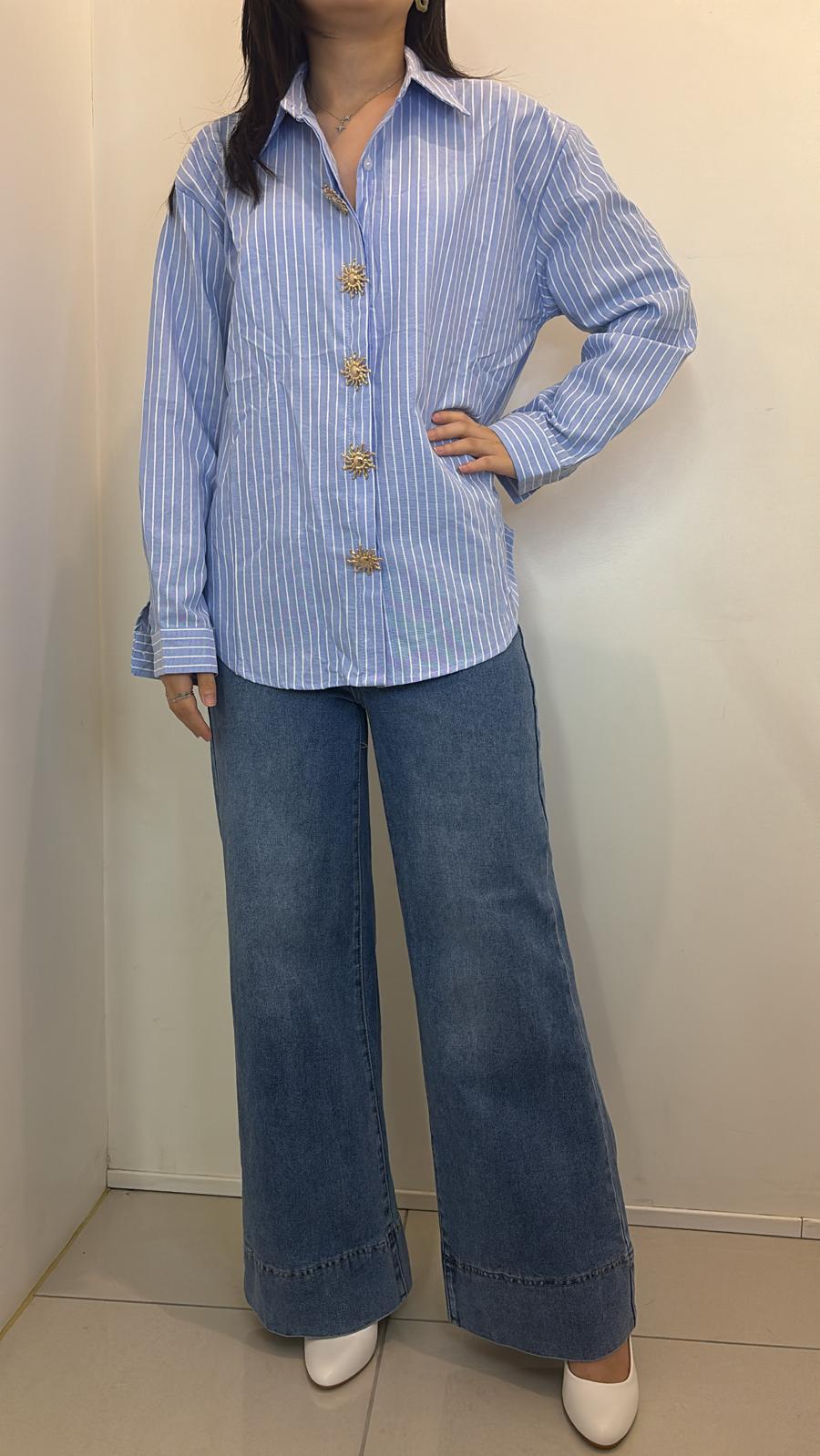 Chemise rayée bleu clair à boutons dorés