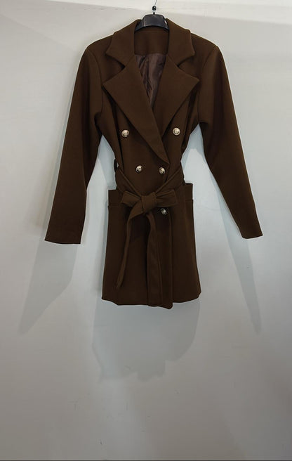 Manteau droit à boutons dorés