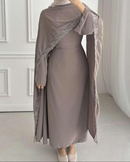 Abaya longue fluide avec délicats détails en dentelle