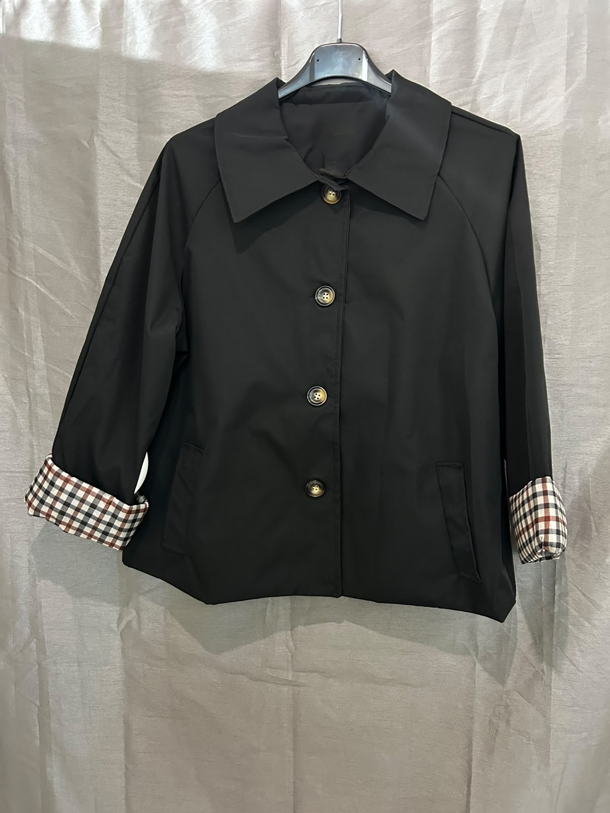 Veste avec col élégant et manches à carreaux