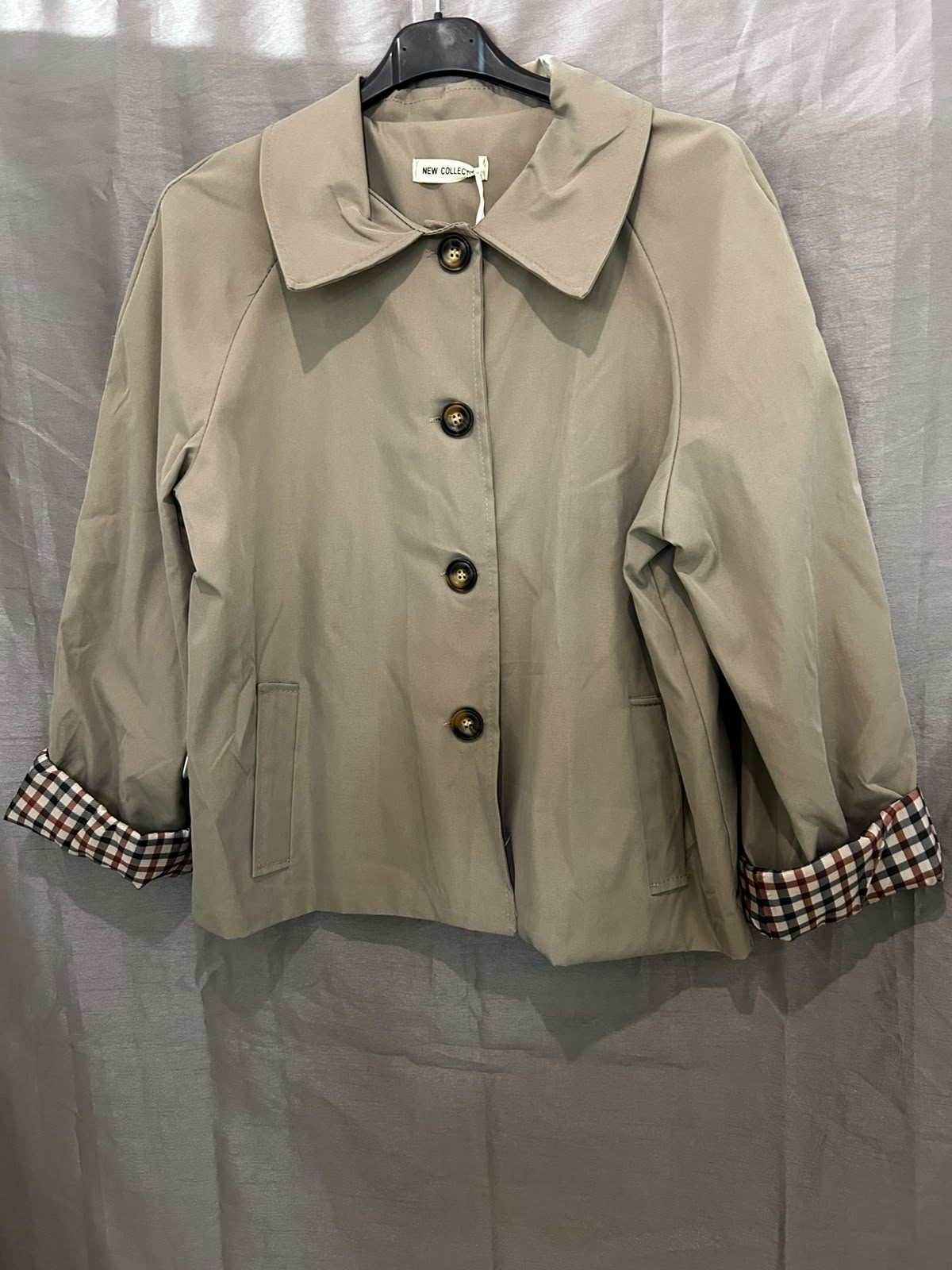 Veste avec col élégant et manches à carreaux