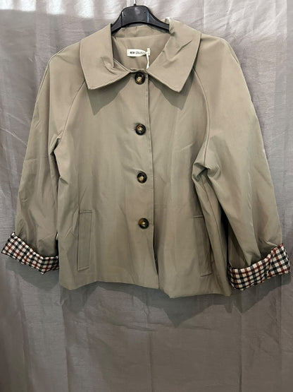 Veste avec col élégant et manches à carreaux