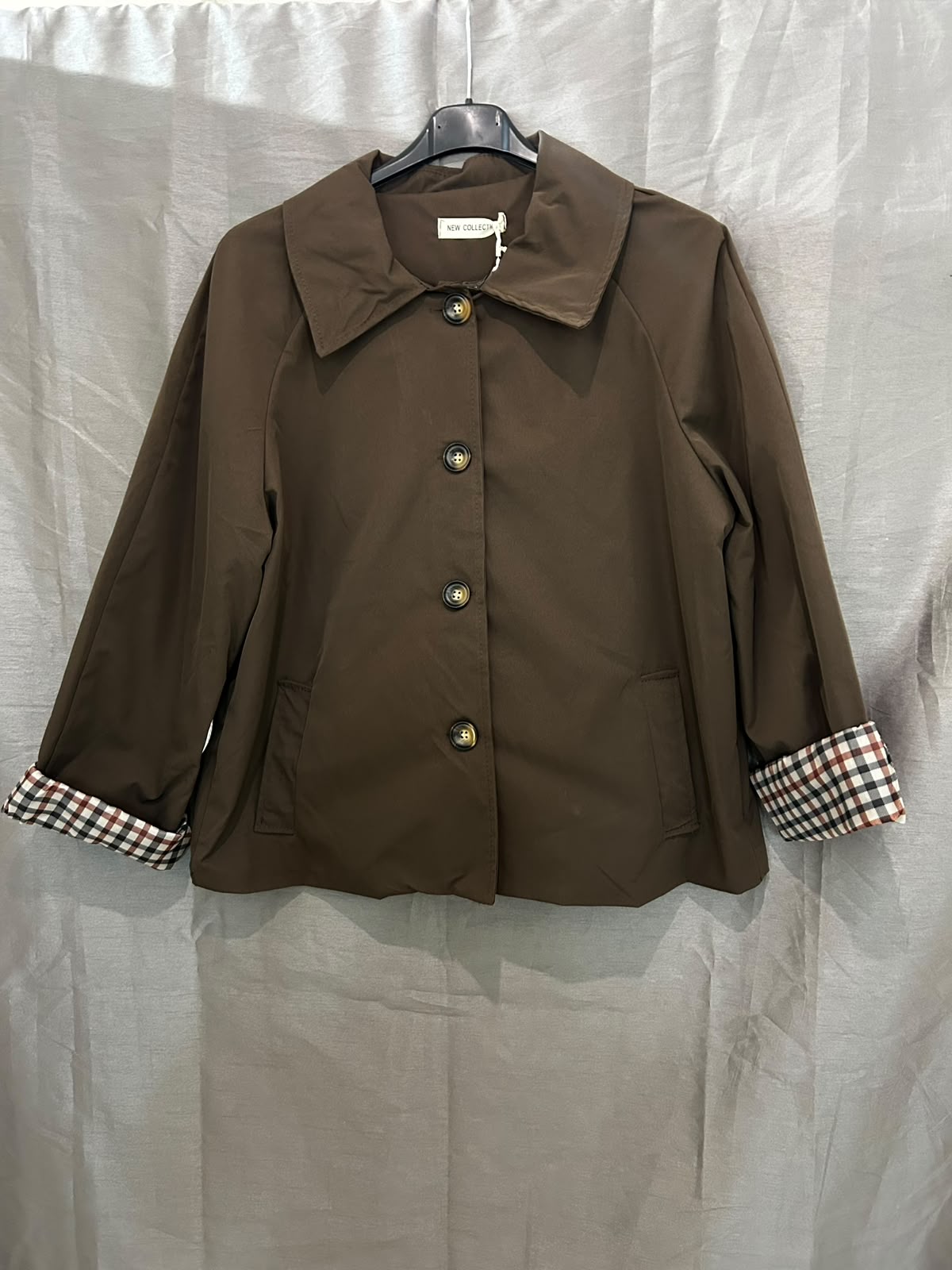 Veste avec col élégant et manches à carreaux