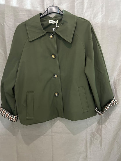Veste avec col élégant et manches à carreaux
