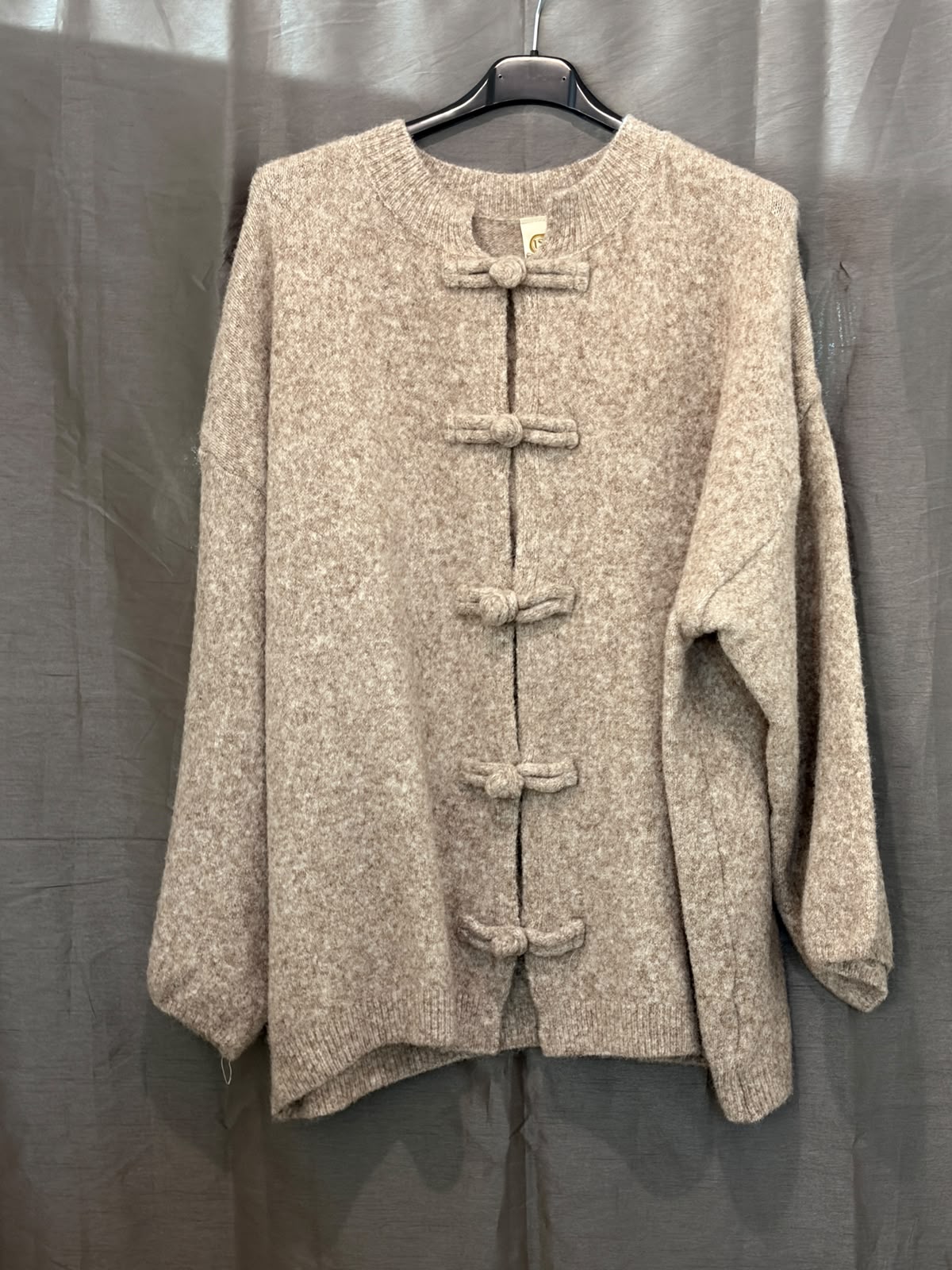 Pull style asiatique vintage et boutons traditionnels