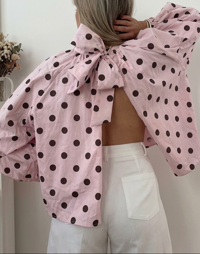 Blouse à pois manches bouffantes oversize et nœud papillon géant dans le dos et dos nu