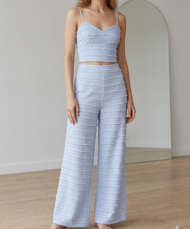 Ensemble deux pièces texturé crop top à bretelles et pantalon en tissu texturé
