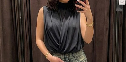 Top sans manches en mousseline transparente drapée col froncé et nœud torsadé à la taille