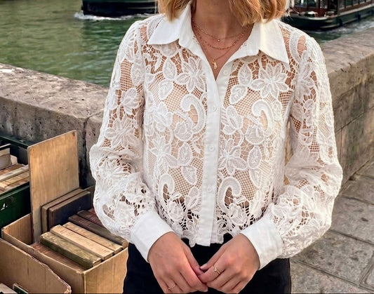 Chemise en dentelle florale crochetée col chemisier et manches longues à poignets