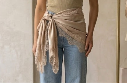 Foulard sarong à finition dentelle à nouer en ceinture asymétrique