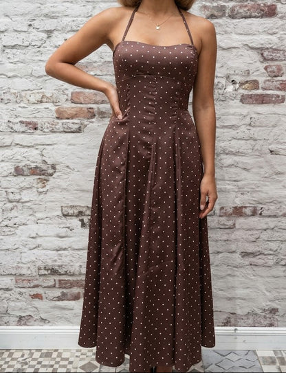 Robe à pois dos-nu à bustier corseté et jupe ample plissée
