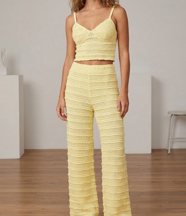 Ensemble deux pièces texturé crop top à bretelles et pantalon en tissu texturé