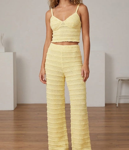 Ensemble deux pièces texturé crop top à bretelles et pantalon en tissu texturé