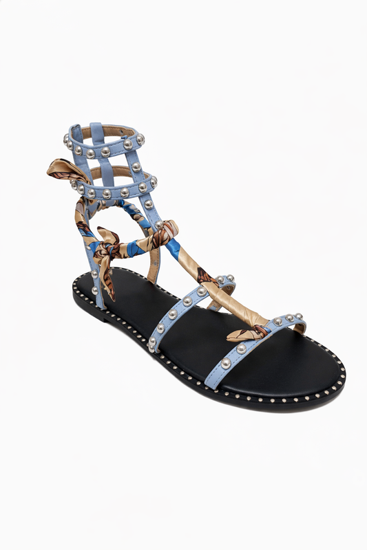 Sandale plate gladiateur à clous et foulard décoratif