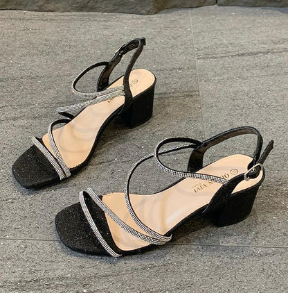 Talons à brides fines et talon carré