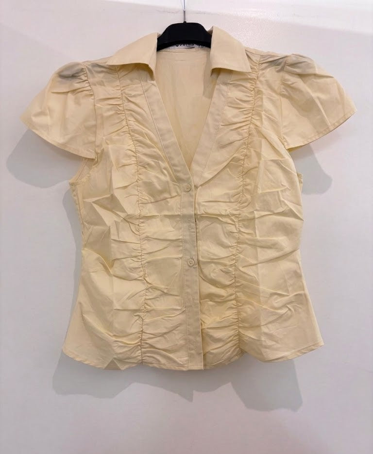 Blouse à col chemisier, manches bouffantes courtes et fronces centrales boutons ton sur ton