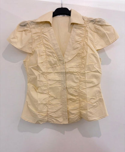 Blouse à col chemisier, manches bouffantes courtes et fronces centrales boutons ton sur ton