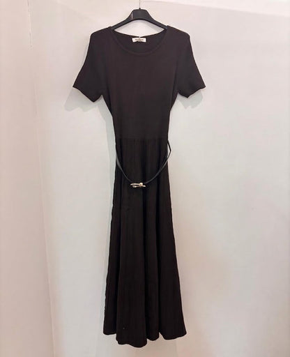 Robe midi col rond à manches courtes bas plissée évasée et ceinture fine noire