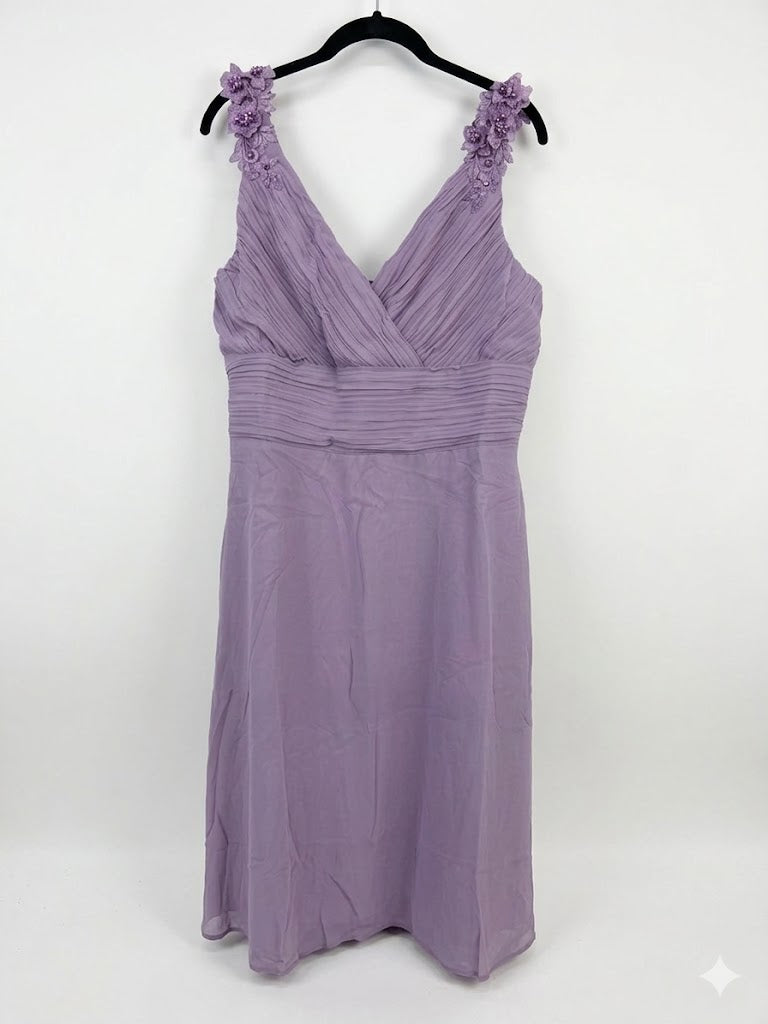 Robe courte fleuries plissée avec bretelles ornées de fleurs et sequins