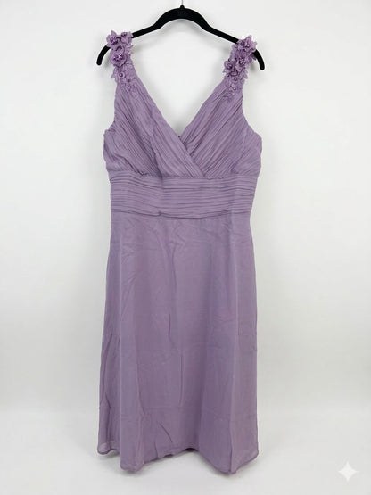 Robe courte fleuries plissée avec bretelles ornées de fleurs et sequins